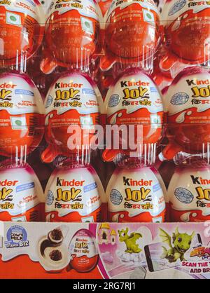 kinder Joy Schokoladeneier mit einem Überraschungsspielzeug für Kinder, das in einem Stapel in einem Geschäft angeordnet ist Stockfoto