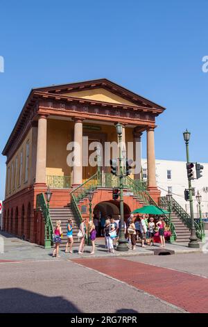 CHARLESTON, USA - 21. JULI 2010: Menschen vor den Töchtern des Confederacy Building, Meeting Street, Charleston, SC. Stockfoto