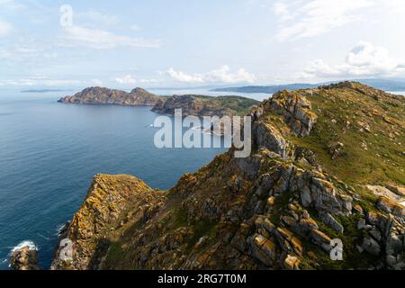 Blick auf die steilen Klippen nach Westen, nördlich von Isla del Faro, Cies-Inseln, Atlantik-Inseln Galicien Maritime Terrestrial-Nationalpark, Spanien Stockfoto