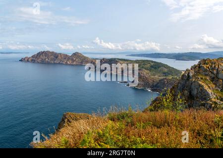 Blick auf die steilen Klippen nach Westen, nördlich von Isla del Faro, Cies-Inseln, Atlantik-Inseln Galicien Maritime Terrestrial-Nationalpark, Spanien Stockfoto