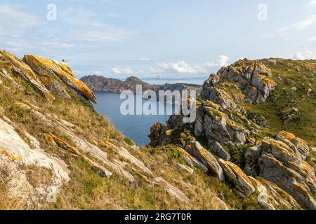 Blick auf die steilen Klippen nach Westen, nördlich von Isla del Faro, Cies-Inseln, Atlantik-Inseln Galicien Maritime Terrestrial-Nationalpark, Spanien Stockfoto