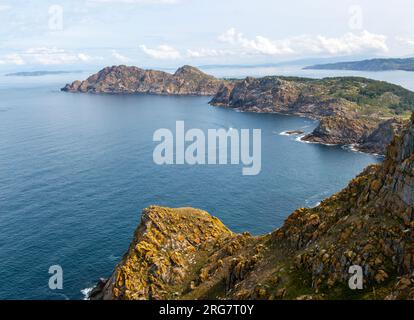 Blick auf die steilen Klippen nach Westen, nördlich von Isla del Faro, Cies-Inseln, Atlantik-Inseln Galicien Maritime Terrestrial-Nationalpark, Spanien Stockfoto