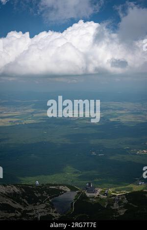 Blick vom Tatra-Gebirge über die Ebenen zwischen den Städten Poprad und Prešov in der Slowakei Stockfoto