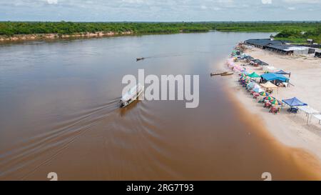 Amazonasstrände, weißer Sand vom Nanay im peruanischen Dschungel Stockfoto