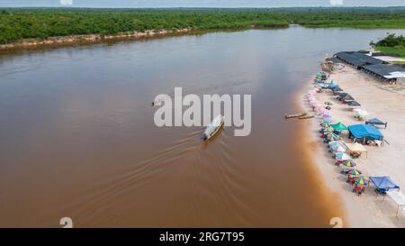 Amazonasstrände, weißer Sand vom Nanay im peruanischen Dschungel Stockfoto