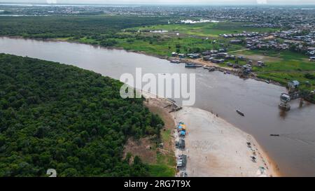 Amazonasstrände, weißer Sand vom Nanay im peruanischen Dschungel Stockfoto