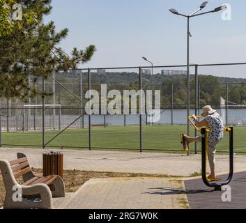 Seniorenbürger, alte Dame, alte Frau, die im Sommer im Park trainiert. Aktive Senioren mit gesundem Lebensstil Stockfoto