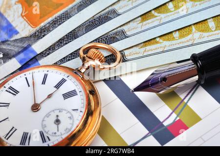 Pocket-Golduhr, Kugelschreiber und Dollar, Nahaufnahme Stockfoto