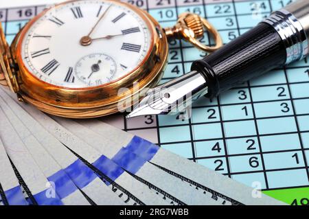 X-Pocket Uhr, Stift und Dollar, extra Nahaufnahme Stockfoto