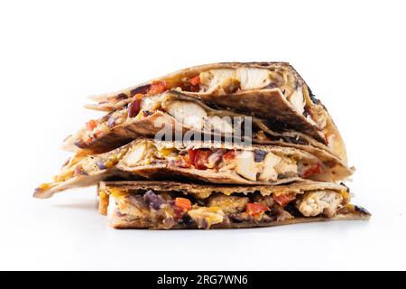 Mexikanische Quesadilla mit Huhn, Käse und Paprika, isoliert auf weißem Hintergrund Stockfoto