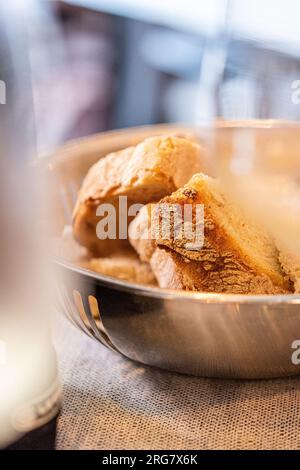 Brot in einer Metallschüssel in einem traditionellen Restaurant in Rom, Italien Stockfoto