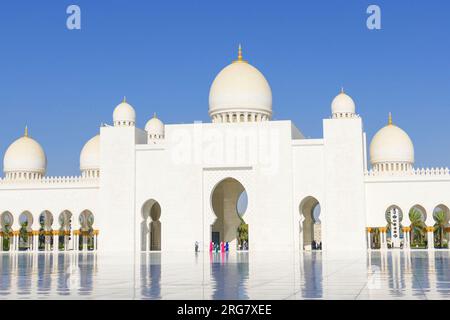 Malerischer Blick auf den Innenhof der Scheich-Zayid-Moschee in Abu-Dhabi. VAE Stockfoto