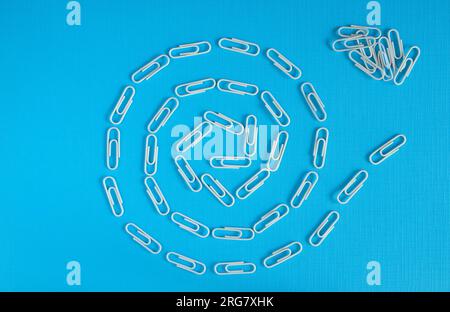 Geschäftskonzept,Idee,Erfolg,Unterbrechung,Herausforderung,Transformation,Innovation,flach liegend mit Büroklammern,kostenloser Kopierbereich Stockfoto
