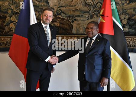 Prag, Tschechische Republik. 08. Aug. 2023. Der tschechische Innenminister Vit Rakusan (links) trifft den mosambikanischen Präsidenten Filip Nyusi am 8. August 2023 in Prag, Tschechische Republik. Kredit: Michaela Rihova/CTK Photo/Alamy Live News Stockfoto