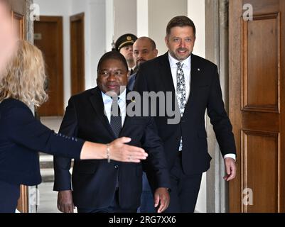 Prag, Tschechische Republik. 08. Aug. 2023. Der tschechische Innenminister Vit Rakusan (rechts) trifft den mosambikanischen Präsidenten Filip Nyusi am 8. August 2023 in Prag, Tschechische Republik. Kredit: Michaela Rihova/CTK Photo/Alamy Live News Stockfoto