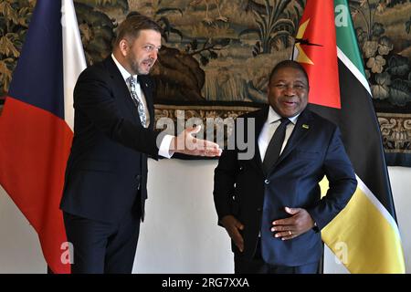 Prag, Tschechische Republik. 08. Aug. 2023. Der tschechische Innenminister Vit Rakusan (links) trifft den mosambikanischen Präsidenten Filip Nyusi am 8. August 2023 in Prag, Tschechische Republik. Kredit: Michaela Rihova/CTK Photo/Alamy Live News Stockfoto