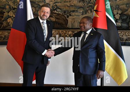Prag, Tschechische Republik. 08. Aug. 2023. Der tschechische Innenminister Vit Rakusan (links) trifft den mosambikanischen Präsidenten Filip Nyusi am 8. August 2023 in Prag, Tschechische Republik. Kredit: Michaela Rihova/CTK Photo/Alamy Live News Stockfoto