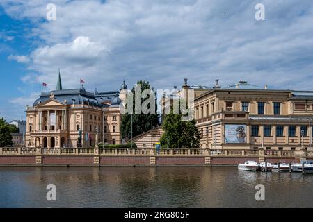 schwerin, Mecklenburg-Vorpommern, 07 06 2023: Blick über das Wasser zum Mecklenburgischen Staatstheater und zum Landesmuseum in Schwerin. Stockfoto