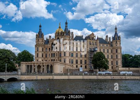 Schwerin, Mecklenburg-Vorpommern, Deutschland, 07 06 2023: Blick über das Wasser vom Schweriner See bis zur Schweriner Burg Stockfoto