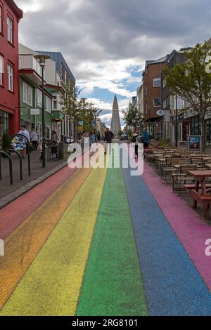 Die Skolavoerdustigur Street ist im Juli in Regenbogenfarben für das alljährliche Gay Pride Festival bemalt, das zur Hallgrímskirkja-Kirche in Reykjavik, Island führt Stockfoto