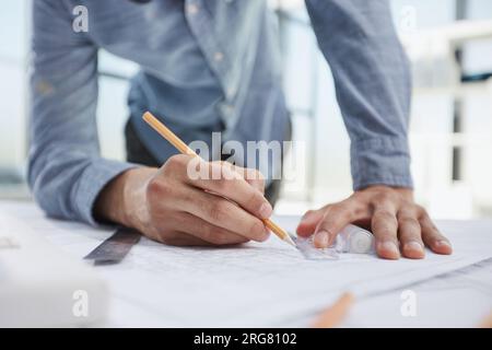 Ingenieure konstruieren gemäß Zeichnungen und arbeiten bei der Strukturanalyse von Projekttypen zusammen. Stockfoto