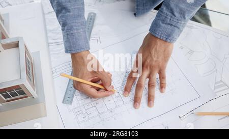 Ingenieure konstruieren gemäß Zeichnungen und arbeiten bei der Strukturanalyse von Projekttypen zusammen. Stockfoto