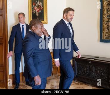 Prag, Tschechische Republik. 08. Aug. 2023. Der tschechische Innenminister Vit Rakusan (rechts) trifft den mosambikanischen Präsidenten Filip Nyusi am 8. August 2023 in Prag, Tschechische Republik. Kredit: Michaela Rihova/CTK Photo/Alamy Live News Stockfoto