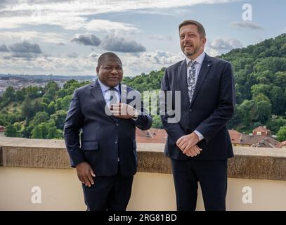 Prag, Tschechische Republik. 08. Aug. 2023. Der tschechische Innenminister Vit Rakusan (rechts) trifft den mosambikanischen Präsidenten Filip Nyusi am 8. August 2023 in Prag, Tschechische Republik. Kredit: Michaela Rihova/CTK Photo/Alamy Live News Stockfoto