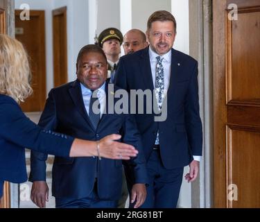 Prag, Tschechische Republik. 08. Aug. 2023. Der tschechische Innenminister Vit Rakusan (rechts) trifft den mosambikanischen Präsidenten Filip Nyusi am 8. August 2023 in Prag, Tschechische Republik. Kredit: Michaela Rihova/CTK Photo/Alamy Live News Stockfoto