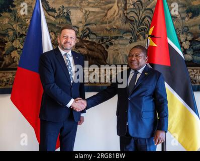 Prag, Tschechische Republik. 08. Aug. 2023. Der tschechische Innenminister Vit Rakusan (links) trifft den mosambikanischen Präsidenten Filip Nyusi am 8. August 2023 in Prag, Tschechische Republik. Kredit: Michaela Rihova/CTK Photo/Alamy Live News Stockfoto