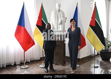 Prag, Tschechische Republik. 08. Aug. 2023. Tschechische Abgeordnete Sprecherin Marketa Pekarova Adamova (rechts) trifft mosambikanischen Präsidenten Filip Nyusi am 8. August 2023 in Prag, Tschechische Republik. Kredit: Katerina Sulova/CTK Photo/Alamy Live News Stockfoto