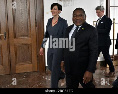 Prag, Tschechische Republik. 08. Aug. 2023. Tschechische Abgeordnete Sprecherin Marketa Pekarova Adamova (links) trifft mosambikanischen Präsidenten Filip Nyusi am 8. August 2023 in Prag, Tschechische Republik. Kredit: Katerina Sulova/CTK Photo/Alamy Live News Stockfoto