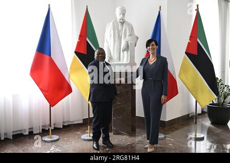 Prag, Tschechische Republik. 08. Aug. 2023. Tschechische Abgeordnete Sprecherin Marketa Pekarova Adamova (rechts) trifft mosambikanischen Präsidenten Filip Nyusi am 8. August 2023 in Prag, Tschechische Republik. Kredit: Katerina Sulova/CTK Photo/Alamy Live News Stockfoto
