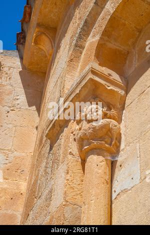 Apse der Kirche Nuestra Señora de la Asuncion, Detail der Hauptstadt. Duraton, Provinz Segovia, Castilla Leon, Spanien. Stockfoto