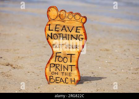 Ein Schild an einem Cornish Beach, auf dem Touristen aufgefordert werden, den Strand sauber zu halten, indem sie ihren Müll mit nach Hause nehmen. Stockfoto