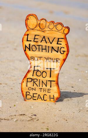 Ein Schild an einem Cornish Beach, auf dem Touristen aufgefordert werden, den Strand sauber zu halten, indem sie ihren Müll mit nach Hause nehmen. Stockfoto