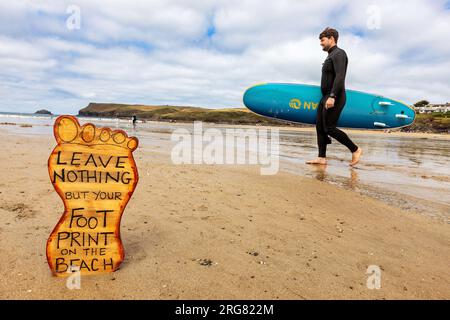 Ein Schild an einem Cornish Beach, auf dem Touristen aufgefordert werden, den Strand sauber zu halten, indem sie ihren Müll mit nach Hause nehmen. Stockfoto