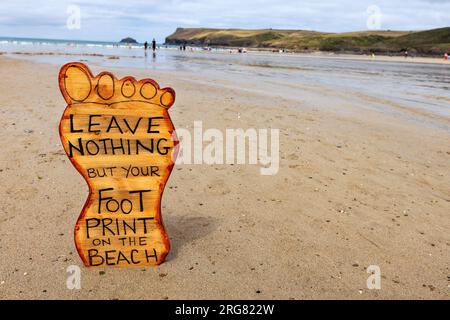 Ein Schild an einem Cornish Beach, auf dem Touristen aufgefordert werden, den Strand sauber zu halten, indem sie ihren Müll mit nach Hause nehmen. Stockfoto