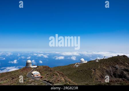 Internationales Raumbeobachtungszentrum im Nationalpark Caldera de Taburiente en El Roque de los Muchachos. Sonniger Tag mit Wolken. Panoramablick Stockfoto