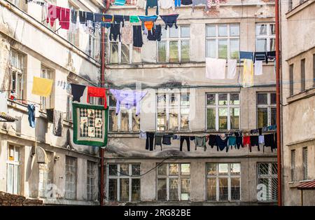 Gewaschene Wäsche trocknen. Frische saubere Kleidung trocknet draußen. Zum Trocknen an der Wäscheleine hängende Kleidung. Wäsche trocknen am Seil. Gewaschene Kleidung Stockfoto