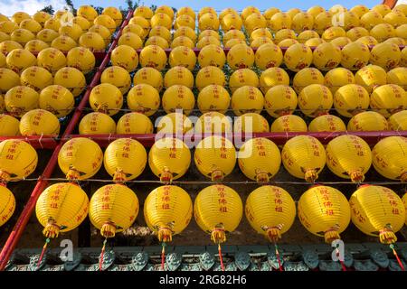 Gelbe Laternen hängen an der Wand des Mengjia Longshan Tempels in Taipei, Taiwan Stockfoto