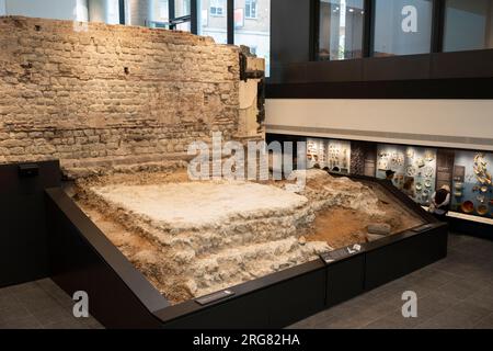 Die Überreste eines Abschnitts der antiken Mauer, die einst London während der Römerzeit umgab, in der City of London, dem modernen Finanzviertel der Hauptstadt, am 6. August 2023 in London, England. Die römische Mauer war die Grenze des alten London und steht seit über 1.800 Jahren. Ursprünglich mehr als 3km km lang, war es eine wichtige Verteidigungsbefestigung für Londinium, die Hauptstadt von römischem Großbritannien. Als die Stadt expandierte, wurde dieser Abschnitt der Mauer in Werkstätten, Häuser und Lagerhäuser aufgenommen, die auf dem Gelände gebaut wurden und schließlich 1979 entdeckt wurden. Weitere Titel unter zusätzliche Informationen. Stockfoto