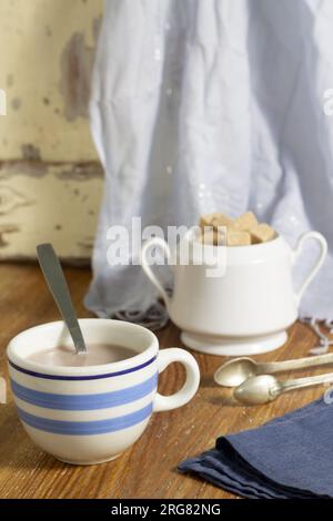 Schönes und rustikales Stilleben eines Frühstücks in einer häuslichen Atmosphäre. Tasse heißer Kakao Vertikale Ansicht. Stockfoto