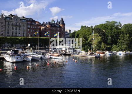 Stockholm, Schweden: Hafen Strandvagen. 7. Juli 2017. Die sogenannte „Coastal Street“ ist ein Boulevard auf Östermalm im Zentrum von Stockholm.Completed Just-in-Time Stockfoto