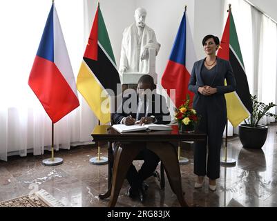 Prag, Tschechische Republik. 08. Aug. 2023. Tschechische Abgeordnete Sprecherin Marketa Pekarova Adamova (rechts) trifft mosambikanischen Präsidenten Filip Nyusi am 8. August 2023 in Prag, Tschechische Republik. Kredit: Katerina Sulova/CTK Photo/Alamy Live News Stockfoto
