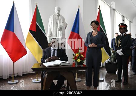 Prag, Tschechische Republik. 08. Aug. 2023. Tschechische Abgeordnete Sprecherin Marketa Pekarova Adamova (rechts) trifft mosambikanischen Präsidenten Filip Nyusi am 8. August 2023 in Prag, Tschechische Republik. Kredit: Katerina Sulova/CTK Photo/Alamy Live News Stockfoto
