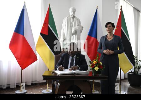 Prag, Tschechische Republik. 08. Aug. 2023. Tschechische Abgeordnete Sprecherin Marketa Pekarova Adamova (rechts) trifft mosambikanischen Präsidenten Filip Nyusi am 8. August 2023 in Prag, Tschechische Republik. Kredit: Katerina Sulova/CTK Photo/Alamy Live News Stockfoto