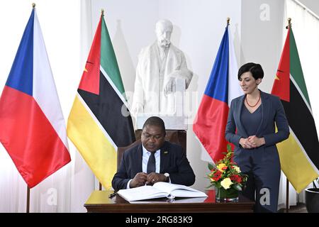 Prag, Tschechische Republik. 08. Aug. 2023. Tschechische Abgeordnete Sprecherin Marketa Pekarova Adamova (rechts) trifft mosambikanischen Präsidenten Filip Nyusi am 8. August 2023 in Prag, Tschechische Republik. Kredit: Katerina Sulova/CTK Photo/Alamy Live News Stockfoto