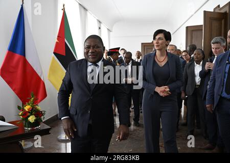 Prag, Tschechische Republik. 08. Aug. 2023. Tschechische Abgeordnete Sprecherin Marketa Pekarova Adamova (rechts) trifft mosambikanischen Präsidenten Filip Nyusi am 8. August 2023 in Prag, Tschechische Republik. Kredit: Katerina Sulova/CTK Photo/Alamy Live News Stockfoto