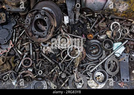 Tonnenweise Mechanikerteile in einer Werkstatt in Bangkok Chinatown. Stockfoto
